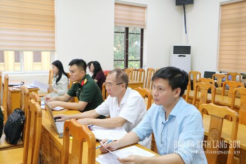 Các đại biểu theo dõi chuyên đề truyền đạt tại hội nghị