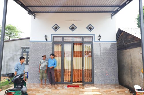 Kinh tế phát triển, nhiều hộ đồng bào Êđê xóa nhà tạm, nhà dột nát, xây dựng nhà cửa khang trang
