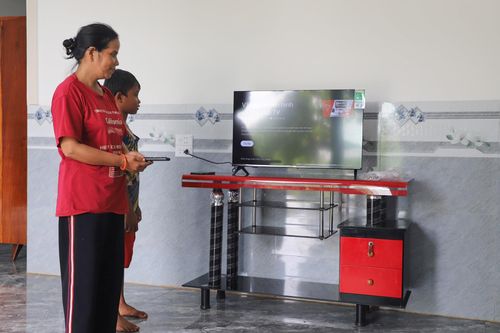 Kinh tế phát triển, đồng bào Êđê phía Tây Lâm Đồng có điều kiện mua sắm xe ô tô, ti vi để phục vụ nhu cầu trong gia đình