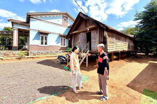 Những ngôi nhà mới của đồng bào Êđê xã Cư Jút được xây dựng bên những ngôi nhà sàn truyền thống