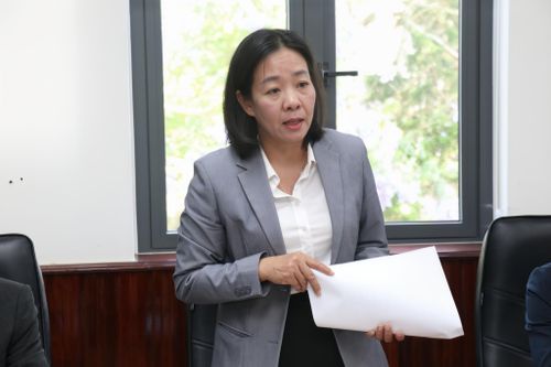 Đồng chí Khúc Thị Thoi, Phó Giám đốc Sở Văn hóa, Thể thao và Du lịch tỉnh nêu ý kiến tại cuộc họp