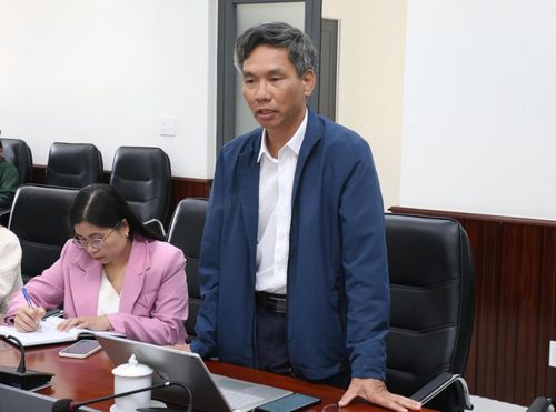 Đồng chí Vũ Ngọc Tú, Phó Giám đốc Báo và Phát thanh, Truyền hình Lâm Đồng góp ý tại cuộc họp