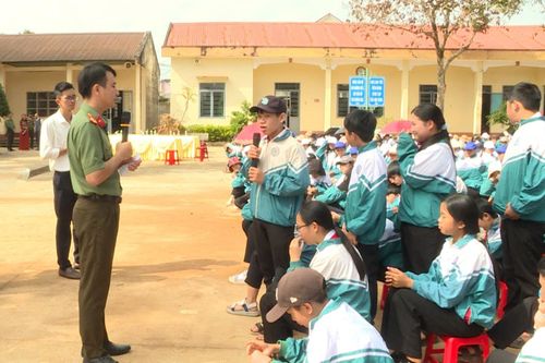 Cán bộ Phòng PA05 (Công an tỉnh Lâm Đồng) trao đổi với các em học sinh Trường THCS Nguyễn Văn Trỗi, xã Trường Xuân về phòng ngừa lừa đảo và an toàn trên không gian mạng