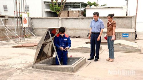 Lãnh đạo Công ty TNHH MTV Petrolimex Ninh Bình kiểm tra các điều kiện để chuẩn bị cho lộ trình chuyển đổi xăng sinh học tại Cửa hàng xăng dầu 069 (đường ĐT491, phường Nam Hoa Lư).