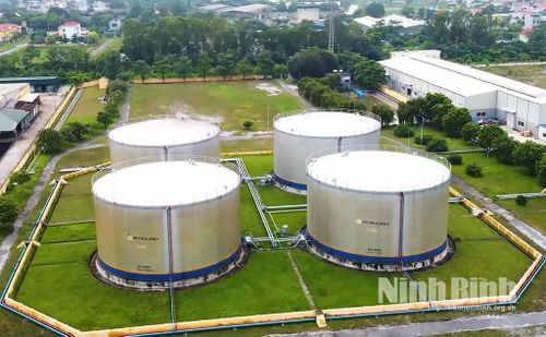 Hệ thống Kho xăng dầu của Công ty TNHH MTV Petrolimex Ninh Bình được đầu tư hiện đại, đồng bộ và an toàn đảm bảo cung ứng kịp thời nhu cầu của người tiêu dùng.