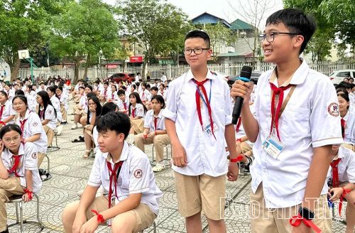Học sinh hứng thú tham gia giao lưu trả lời câu hỏi về lịch sử, truyền thống quê hương Đất Tổ.
