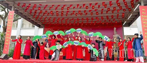 Học sinh Trường THCS Phúc Yên lần đầu được tham gia tiết mục “Hồn Xoan Đất Tổ”.