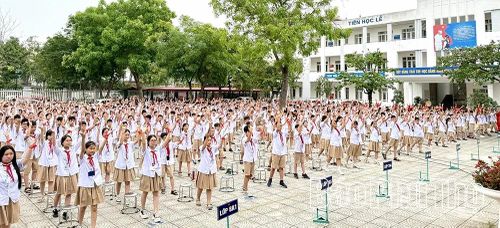 Màn đồng diễn ca khúc về cội nguồn dân tộc của tập thể giáo viên, học sinh nhà trường.