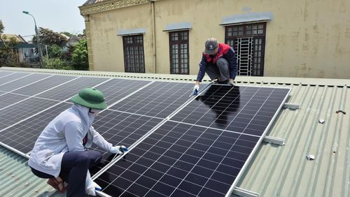 Lắp đặt điện mặt trời áp mái tại hộ kinh doanh ở phường Đông Hà - Ảnh: B.C