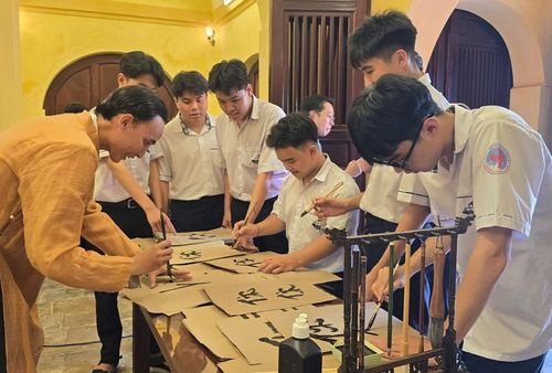  Học sinh thích thú trải nghiệm viết thư pháp 