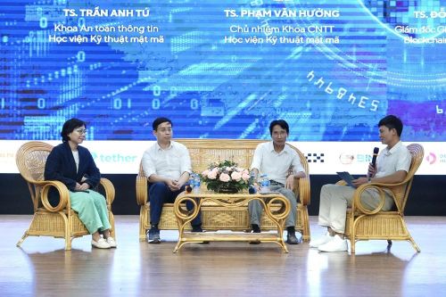 (Từ trái qua) bà Khuất Bích Thủy, TS Trần Anh Tú, TS Phạm Văn Hưởng, TS Đỗ Văn Thuật tham gia phiên thảo luận về các cơ hội nghề nghiệp trong lĩnh vực tài sản mã hóa.