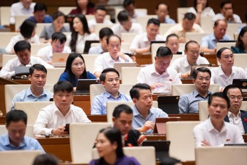 Quang cảnh phiên thảo luận của Quốc hội diễn ra sáng 22/4. Ảnh: QH