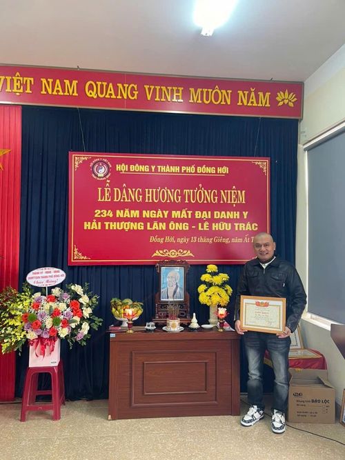Ông Phan Văn Dũng nhận Giấy khen của Hội Đông Y TP. Đồng Hới năm 2025
