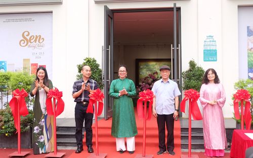 Cắt băng khai mạc triển lãm