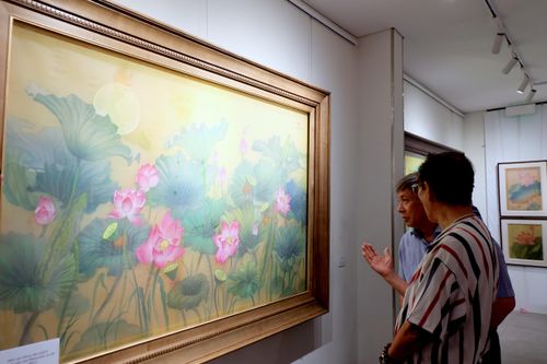 "Sen tháng Năm" trưng bày khoảng 40 bức tranh về hình tượng hoa sen