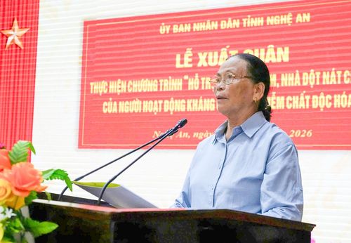 Bà Nguyễn Thị Hòa đại diện đối tượng được hỗ trợ thuộc xã Hưng Nguyên phát biểu