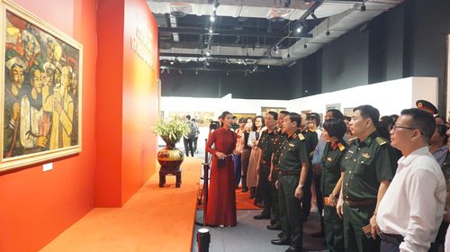 Đại biểu tham quan triển lãm "Quê hương và người chiến sĩ"