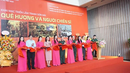 Đại biểu cắt băng khai mạc triển lãm