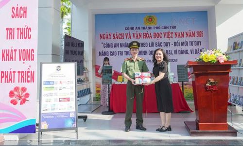 Đại tá Nguyễn Thanh Bình, Phó Giám đốc Công an TP Cần Thơ tiếp nhận sách do Thư viện TP Cần Thơ trao tặng (ảnh do CATP Cần Thơ cung cấp). 