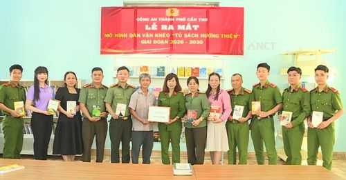 Lễ ra mắt mô hình “Tủ sách hướng thiện” tại Trại Tạm giam số 2 Công an TP Cần Thơ (ảnh do CATP Cần thơ cung cấp). 