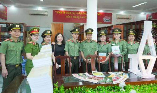Với nguồn tài liệu dồi dào, được cập nhật thường xuyên, tạo điều kiện thuận lợi nhất để CBCS Công an TP học tập, nghiên cứu (ảnh do CATP Cần Thơ cung cấp). 