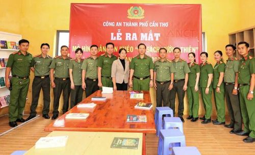Công an TP Cần Thơ ra mắt mô hình “Tủ sách hướng thiện” tại Trại Tạm giam số 3 (ảnh do CATP Cần Thơ cung cấp). 