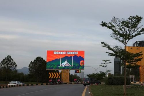 Một tấm biển quảng cáo tại Islamabad, Pakistan, nơi tổ chức vòng đàm phán đầu tiên giữa Mỹ và Iran sau nhiều năm. Triển vọng về vòng đàm phán mới giữa hai bên được đánh giá là ít khả quan. Ảnh Reuters.