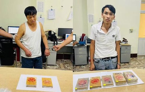 Đối tượng Bế Ngọc Đức và Dương Văn Cai cùng số bánh heroin tang vật.
