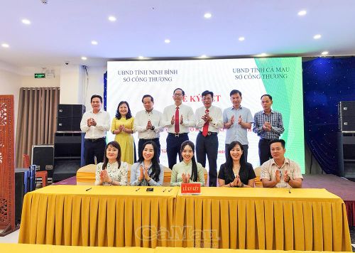 Các doanh nghiệp hai tỉnh ký kết hợp đồng tiêu thụ sản phẩm và biên bản ghi nhớ hợp tác kinh doanh.