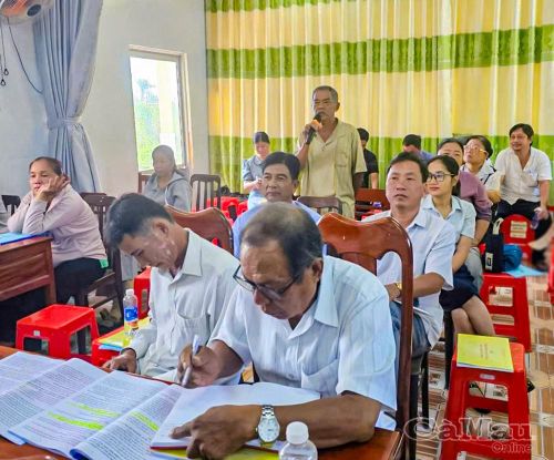 Ông Sơn Ngọc Xuân, hòa giải viên cơ sở, trao đổi với báo cáo viên về tình tiết hòa giải cụ thể trong thực tiễn. 