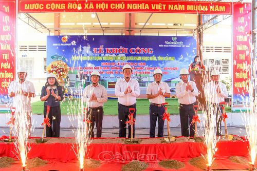 Phó Bí thư Thường trực Tỉnh ủy Huỳnh Quốc Việt (thứ tư từ phải sang) và Phó Chủ tịch HĐND tỉnh Phan Hoàng Vũ (thứ năm từ phải sang), cùng đại diện lãnh đạo địa phương, đơn vị tài trợ thực hiện nghi thức khởi công công trình Trường Tiểu học 2 Xã Phan Ngọc Hiển.