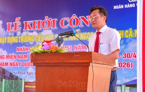 Chủ tịch UBND Xã Phan Ngọc Hiển Ngô Minh Toại thể hiện quyết tâm sớm đưa công trình vào sử dụng.