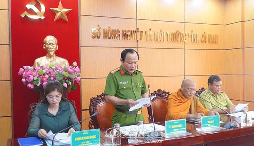 Thượng tá Lý Minh Khương, Trưởng phòng Cảnh sát kinh tế (Công an tỉnh Cà Mau), báo cáo kết quả thực hiện các kế hoạch phối hợp thời gian qua và triển khai nhiệm vụ thời gian tới.
