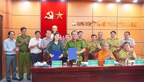 Thượng tá Lý Minh Khương, Trưởng phòng Cảnh sát kinh tế và bà Trịnh Khánh Ngọc, Chi cục trưởng Chi cục Bảo vệ môi trường, đại diện ký kết chương trình phối hợp giữa hai đơn vị.