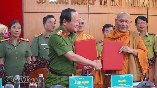 Thượng tá Lý Minh Khương, Trưởng phòng Cảnh sát kinh tế và Hòa thượng Thạch Hà, Trưởng ban Trị sự Giáo hội Phật giáo Việt Nam tỉnh, đại diện ký kết chương trình phối hợp về tuyên truyền, bảo vệ đa dạng sinh học.