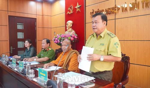  Ông Trần Văn Hùng, Chi cục trưởng Chi cục Kiểm lâm, trình bày dự thảo kế hoạch phối hợp tuyên truyền, hướng dẫn phóng sinh đúng cách gắn với bảo vệ đa dạng sinh học giai đoạn 2026-2028.