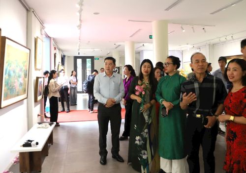 Các đại biểu tham quan triển lãm. Ảnh: PV