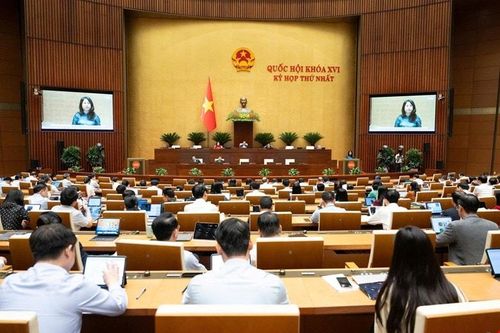 Bộ trưởng Bộ Văn hóa, Thể thao và Du lịch Lâm Thị Phương Thanh phát biểu giải trình. Ảnh: quochoi.vn