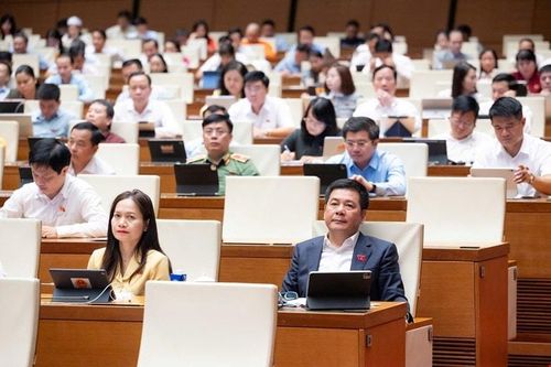 Các đại biểu Quốc hội thảo luận tại hội trường sáng 22-4. Ảnh: quochoi.vn