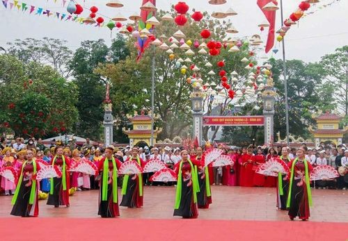 Các tiết mục văn nghệ đặc sắc tại lễ hội. Ảnh: Hồng Đào.