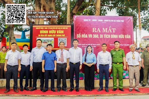 Lãnh đạo xã Trần Phú thực hiện nghi thức ra mắt công trình số hóa di tích Đình Hữu Văn. Ảnh: Hồng Đào.