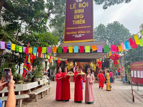 Người dân dù xa hay gần hay thuộc thế hệ nào cũng coi lễ hội là dịp để gặp gỡ, quảng bá văn hóa người Hà Nội xưa. Ảnh: Hoa Thành