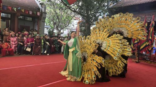 Điệu múa Khổng Tước tạo điểm nhấn đẹp trong lễ hội. Ảnh: Đỗ Hưng