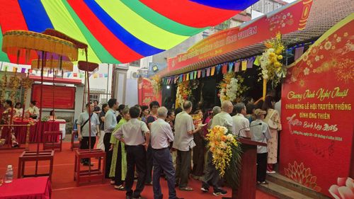 Đông đảo người dân vào lễ trong đình. Ảnh: Đỗ Hưng