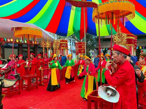 Phần lễ tế mang màu sắc truyền thống. Ảnh: Hoa Thành