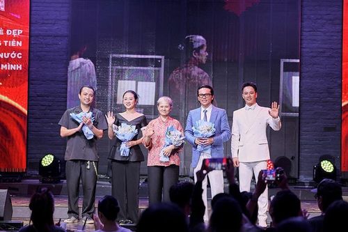 Ê-kíp thực hiện chương trình. Ảnh: NVCC