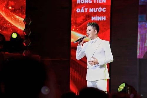 Ca sĩ Anh Quân Idol thể hiện ca khúc. Ảnh: NVCC