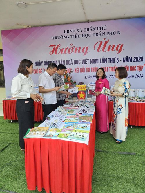 Các đại biểu tham quan khu trưng bày sách tại đơn vị làm điểm Trường Tiểu học Trần Phú B. Ảnh: Đặng Sáng