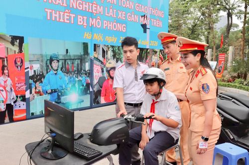 Học sinh được trực tiếp tham gia không gian trải nghiệm an toàn giao thông ngay tại sân Trường THCS Trần Duy Hưng. Ảnh: Đỗ Đạt