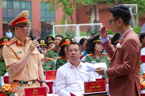 Trung tá Đào Việt Long, Phó Trưởng phòng Cảnh sát giao thông, Công an thành phố Hà Nội chia sẻ các quy định của Luật Trật tự giao thông đường bộ với học sinh. Ảnh: Ngọc Tiến